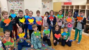 Uczniowie trzymają papierowe serca