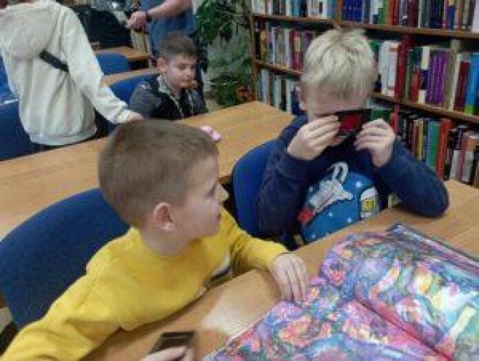 Uczniowie w bibliotece