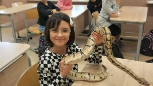 Dziewczynka trzymająca węża