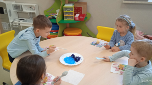 zdjęcie dzieci przygotowujących niebieski deser