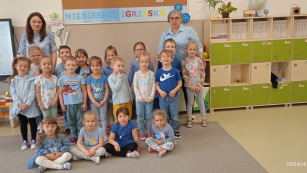 zdjęcie dzieci stojących prze napisem Niebieskie Igrzyska