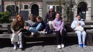 dziewczynki karmią gołębie na warszawskiej starowce