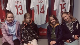 dziewczynki przy szafkach piłkarzy
