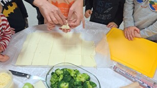 dzieci robią ciastka z brokuła dzieci