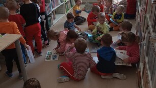 zdjęcie dzieci w bibliotece