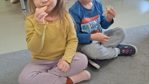 dzieci jedzą kanapki z cebulą