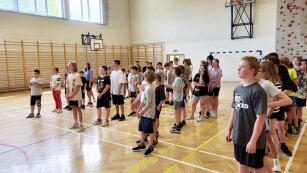 Grupa dzieci ZS 12 podczas zajęć z zawodnikami LUK Lublin